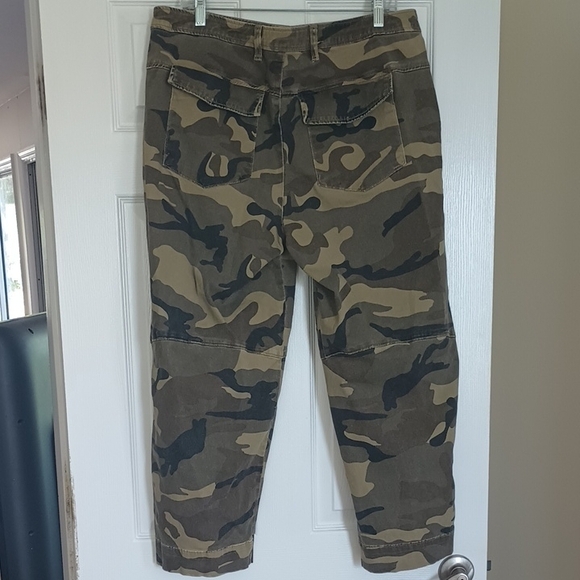 Kut from the Kloth Ashton Wide Leg Barrel Camo Pants, 14 - Picture 4 of 9
